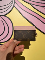 LOUIS VUITTON M82132 LV Charms Card Holder | 路易威登 卡套 (粉色的)