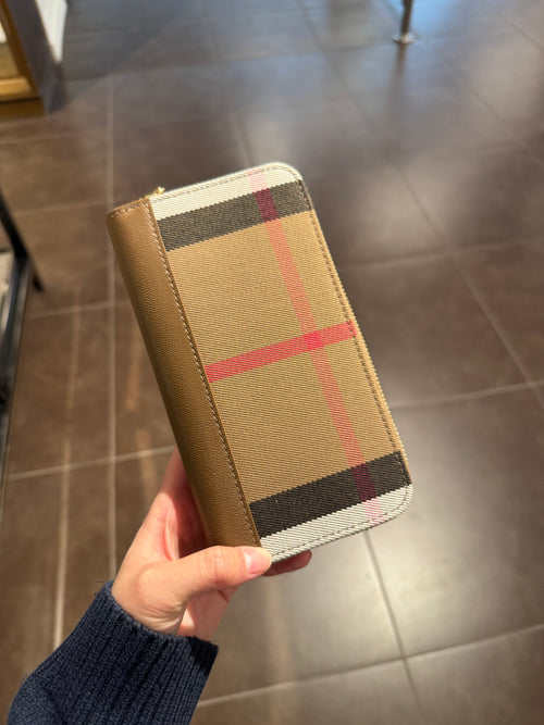 BURBERRY Long Zip Around Wallet | Burberry Long Wallet (Multicolor)