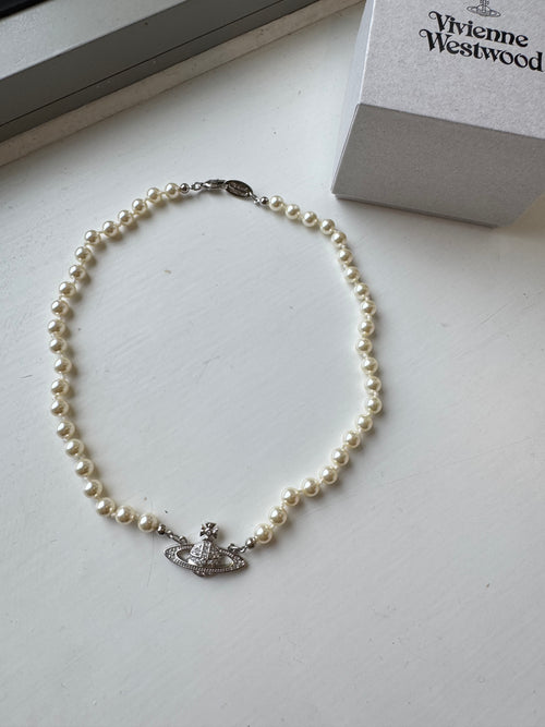 VIVIENNE WESTWOOD Mini Bas Relief Pearl Choker | Queen Mother West Short Pearl Necklace (Silver)